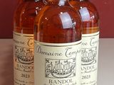 plusieurs bouteilles de vin sont alignées sur un comptoir