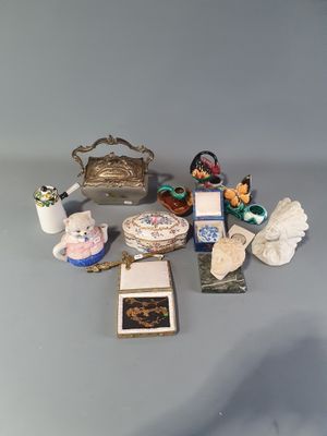 un grand nombre d'objets posés sur une table