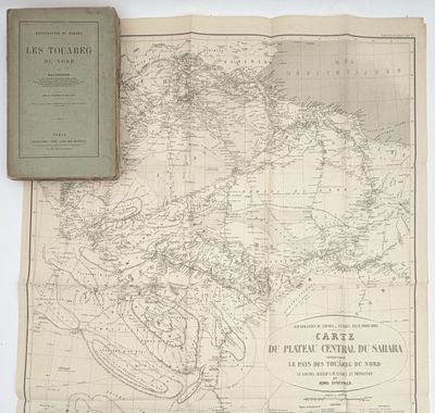 une vieille carte sur laquelle est posé un livre, à côté d'un autre livre