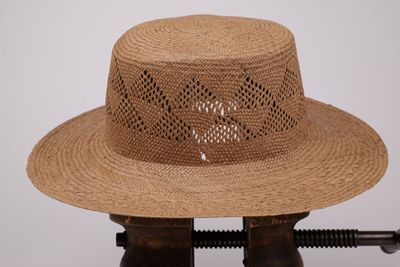 un chapeau de paille posé sur une table