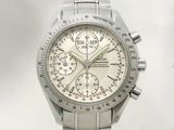 une montre en argent avec un cadran blanc et un bracelet en argent