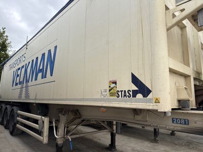 un camion semi-remorque garé sur le côté de la route