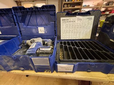 de nombreuses boîtes bleues contenant des outils, posées sur une table