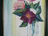 une peinture de fleurs dans un vase en verre sur une table