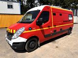 une photo d'une ambulance rouge et jaune garée sur un parking