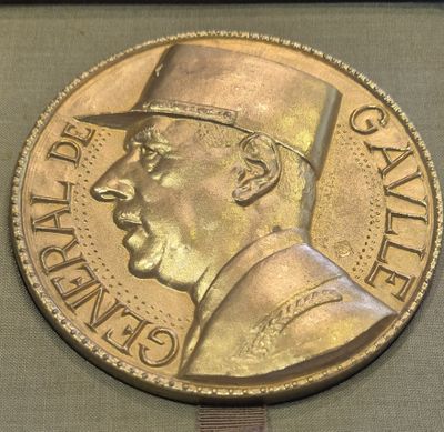 une image représentant une pièce d'or sur laquelle figure un homme coiffé d'un haut-de-forme