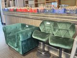 trois chaises vertes placées devant un bar