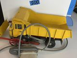 un camion jouet posé sur une table