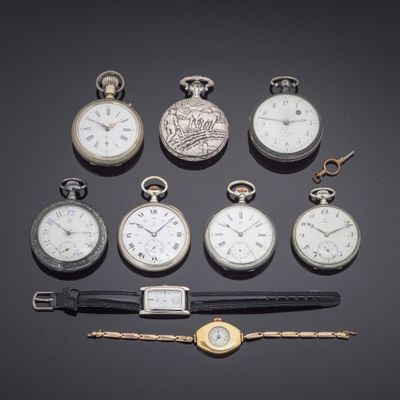 Plusieurs modèles de montres de poche sont exposés sur un fond noir