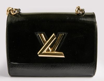 un gros plan d'un sac Louis Vuitton noir sur fond blanc