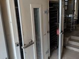 plusieurs fours installés dans une pièce