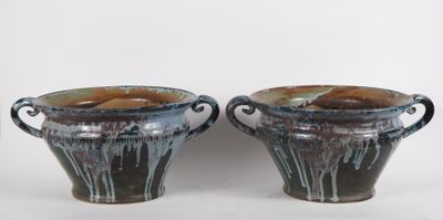 Paire de grands cache pots à anses en grès flammé polychrome…
