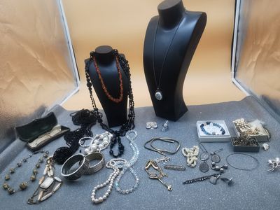 Fort lot de bijoux fantaisie en métal doré, argenté et argen…