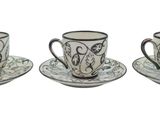 trois tasses à café et leurs soucoupes posées sur une soucoupe