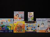 Plusieurs livres pour enfants sont alignés sur une surface noire