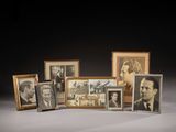 un assortiment de photos encadrées représentant des hommes et des femmes, posées sur une table