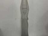 un vase en verre orné d'une statuette