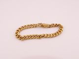 un bracelet en chaîne en or sur fond blanc