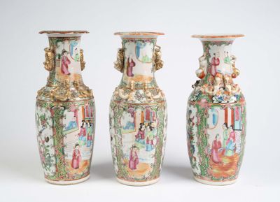 trois vases ornés de motifs différents, posés sur un fond blanc