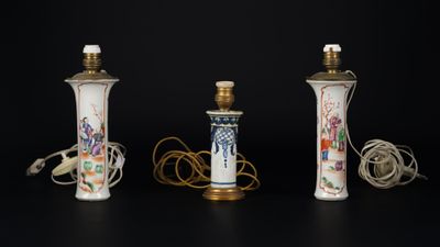 trois vases posés sur une table