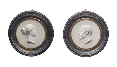 une paire de portraits, encadrés de blanc et d'or, représentant un homme et une femme