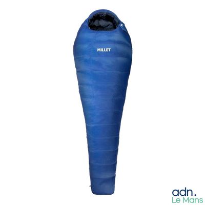 un gros plan d'un sac de couchage bleu sur fond blanc