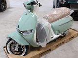 un scooter posé sur une palette dans un showroom