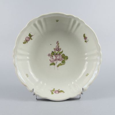 une image représentant une assiette décorée de fleurs