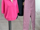 deux chemises et un pantalon posés sur un mannequin dans une pièce