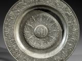 une image représentant une assiette en argent ornée d'un motif