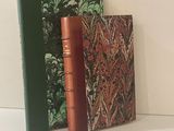 trois livres posés sur une étagère blanche
