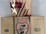 plusieurs livres sont empilés sur une table