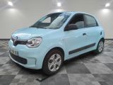 la petite voiture bleue est garée sur un sol en damier