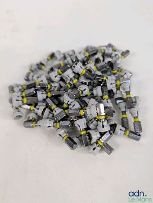 un tas de Lego posé sur une surface blanche