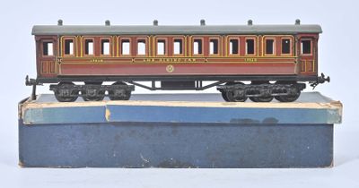 un train miniature posé sur une boîte