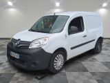 la camionnette blanche est garée sur un sol en damier dans le garage