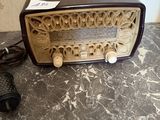 une radio à l'ancienne posée sur une table en marbre