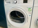 un lave-linge et un sèche-linge placés l'un à côté de l'autre