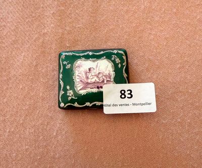 une petite boîte verte avec une image dessus