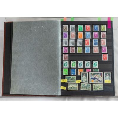 un livre ouvert dont les pages sont couvertes de timbres