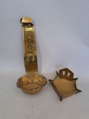 deux objets en laiton posés sur une surface blanche