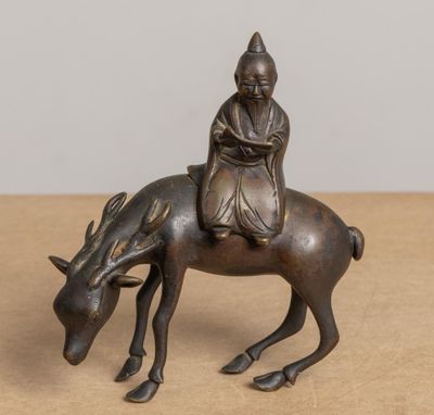 CHINE Shoulao sur un cerf. Brûle-parfum en bronze.