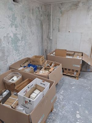 de nombreux cartons qui traînent au milieu d'une pièce