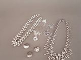 un gros plan sur un assortiment de bijoux en argent posés sur une table