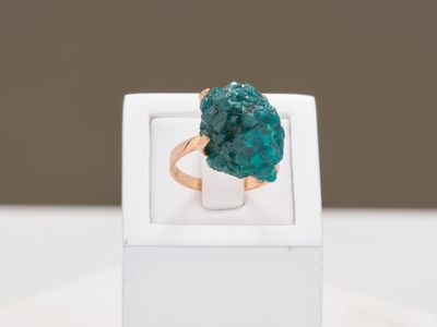 Bague en or jaune 18k 750 millièmes sertie d'une dioptase, r…