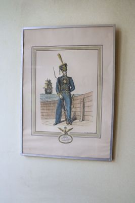 une photo d'un homme en uniforme militaire accrochée au mur