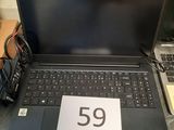 deux ordinateurs portables posés sur une table, avec une étiquette de prix dessus