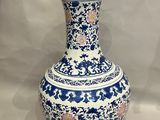 un vase bleu et blanc posé sur une table