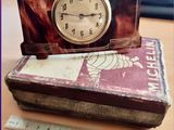 une horloge posée sur un livre, à côté d'une règle