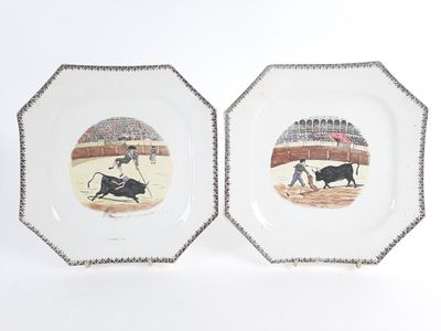 deux assiettes ornées d'une image représentant un taureau et un taureau dans une arène